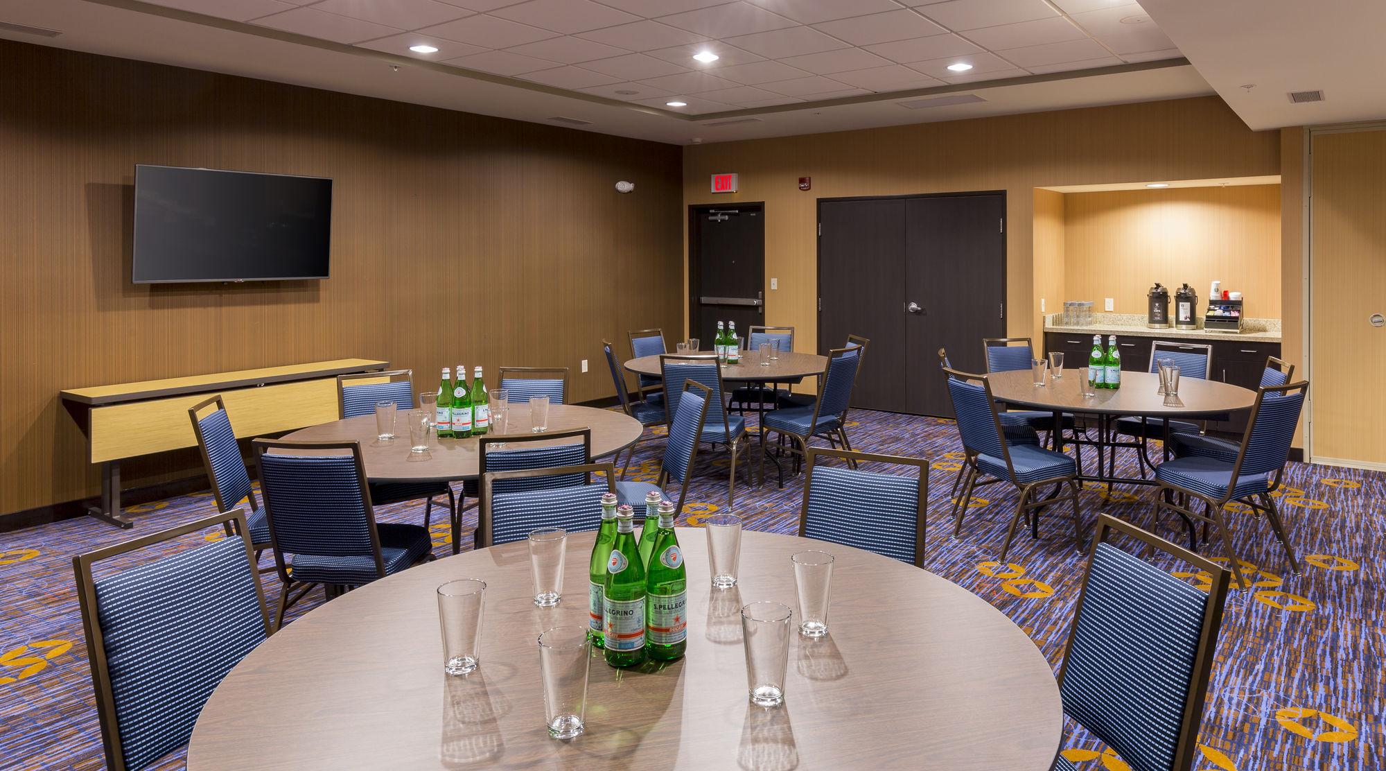 Courtyard By Marriott Bismarck North Hotel Exterior photo