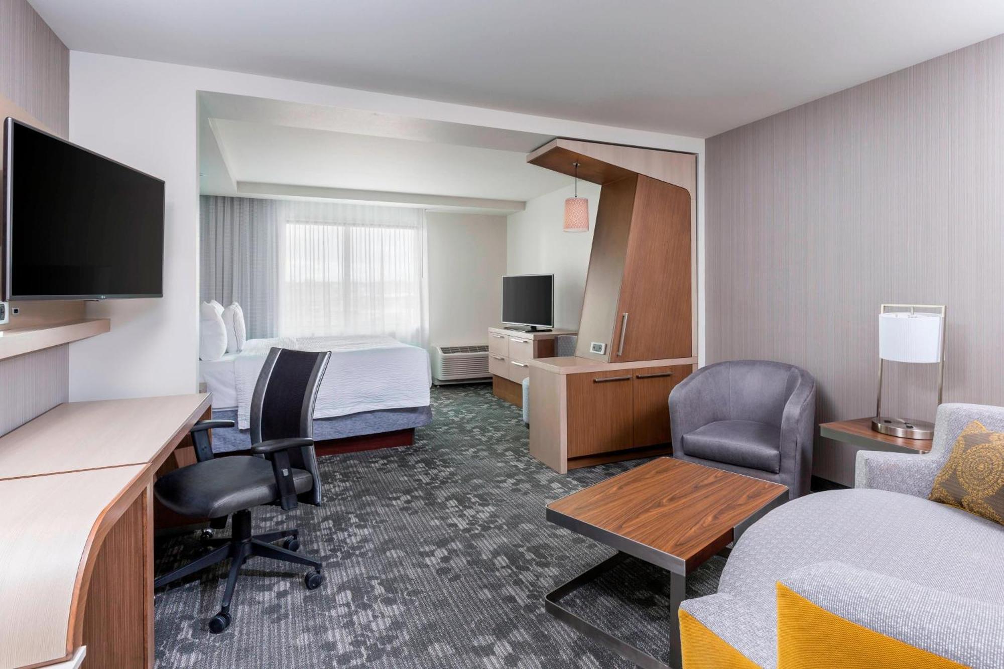 Courtyard By Marriott Bismarck North Hotel Exterior photo