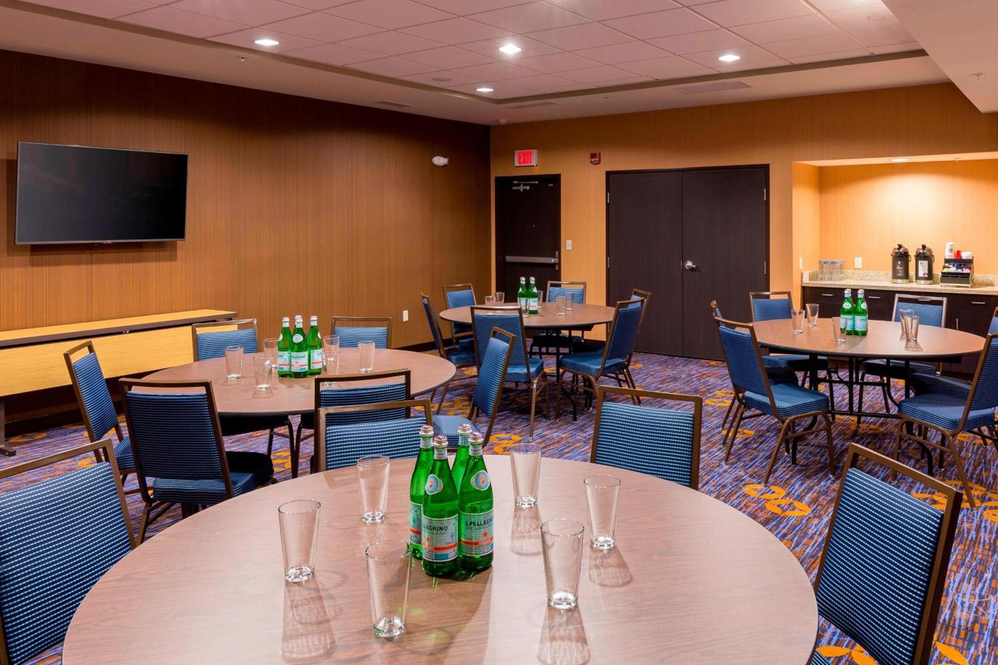 Courtyard By Marriott Bismarck North Hotel Exterior photo