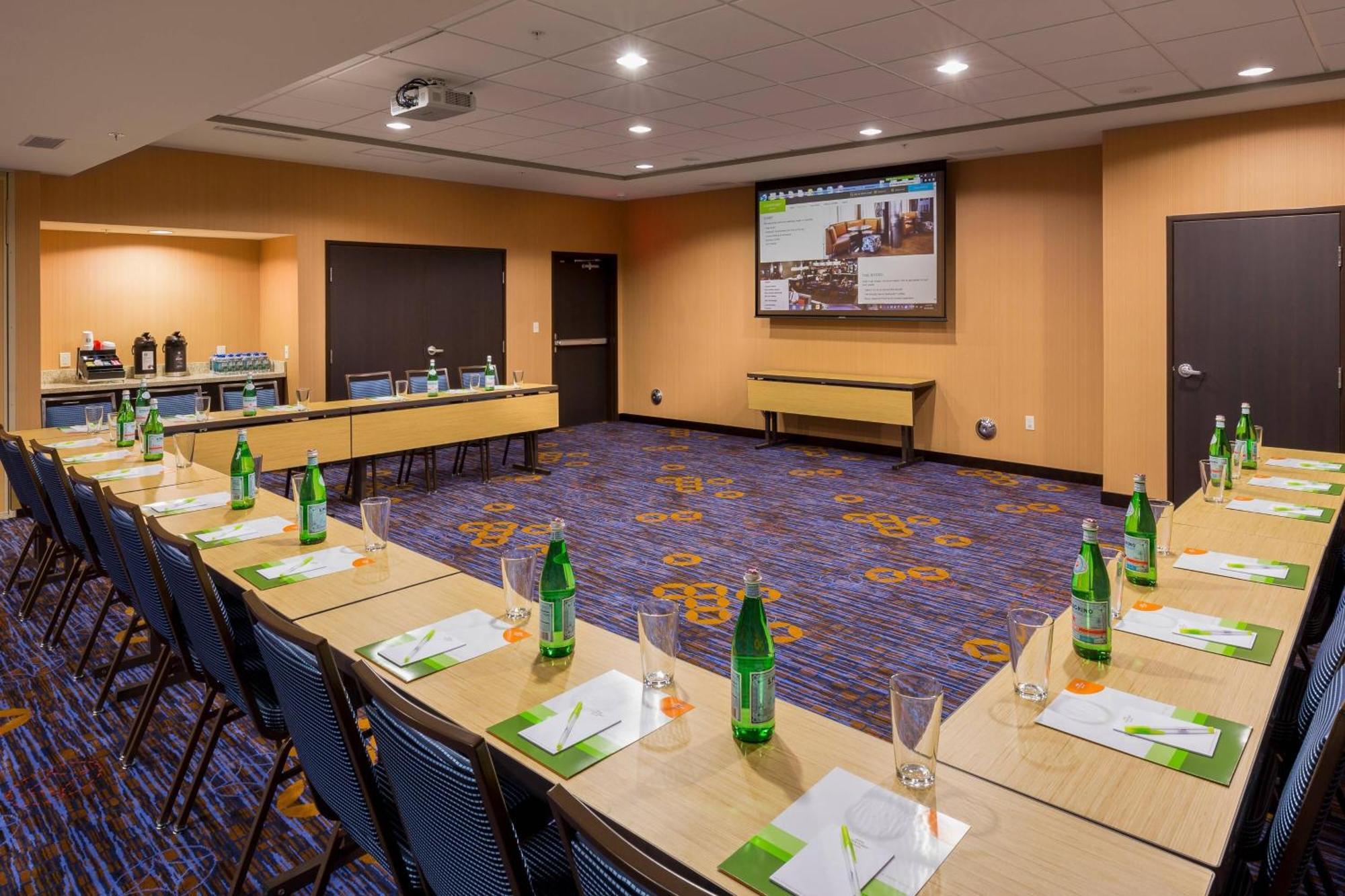 Courtyard By Marriott Bismarck North Hotel Exterior photo