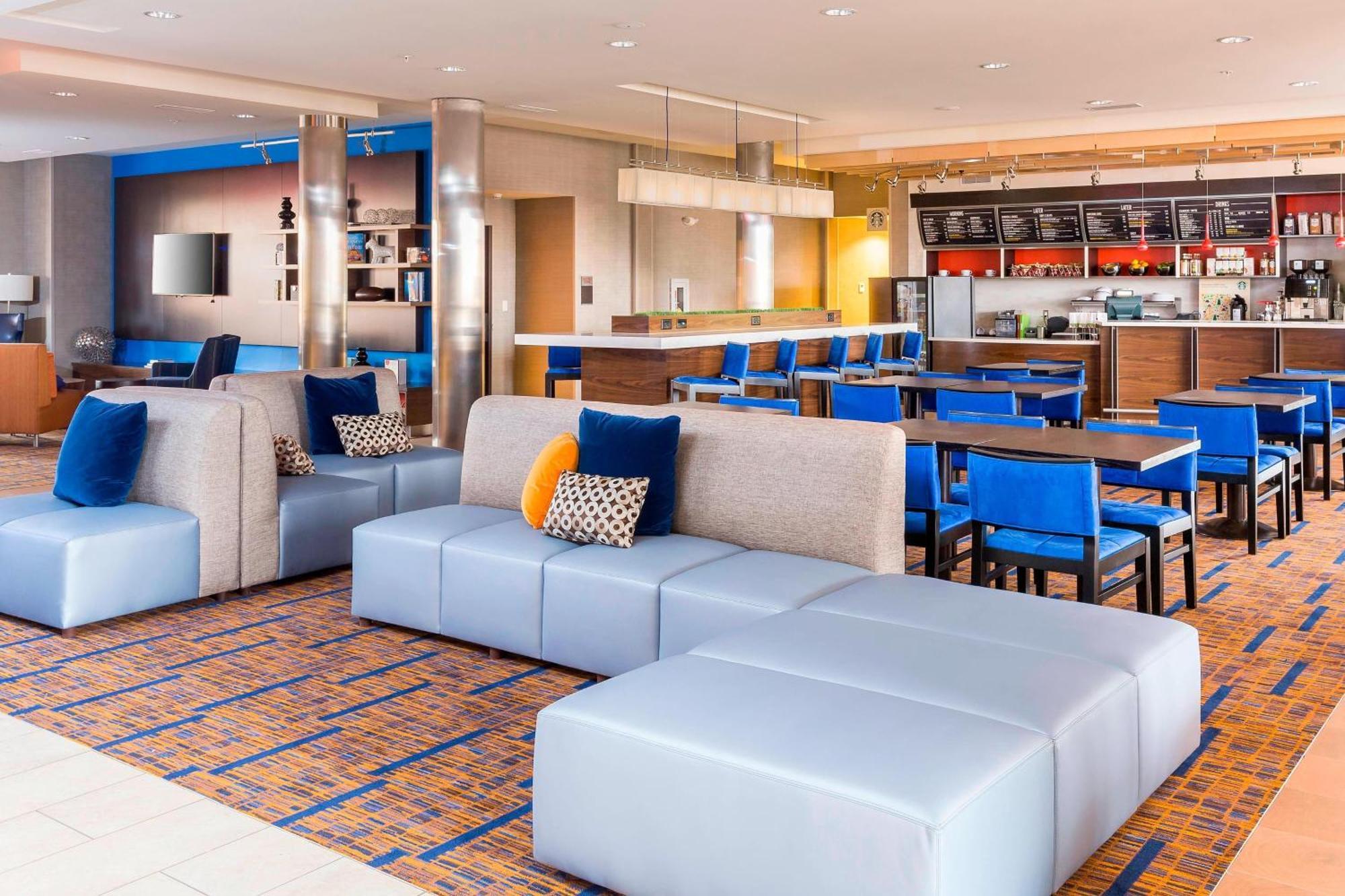 Courtyard By Marriott Bismarck North Hotel Exterior photo