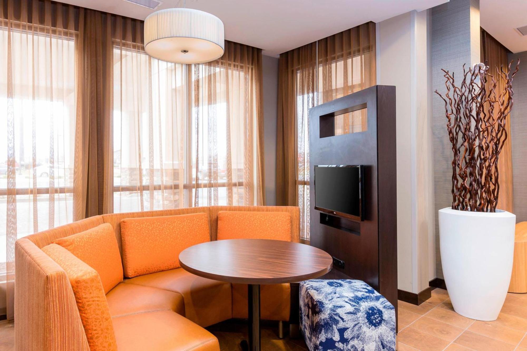 Courtyard By Marriott Bismarck North Hotel Exterior photo