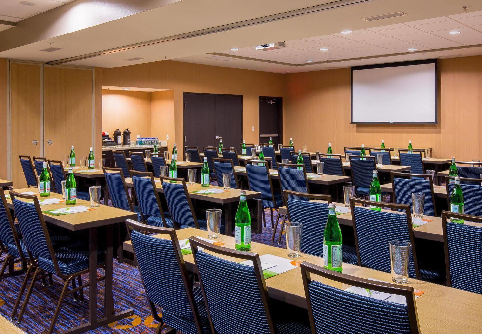 Courtyard By Marriott Bismarck North Hotel Exterior photo